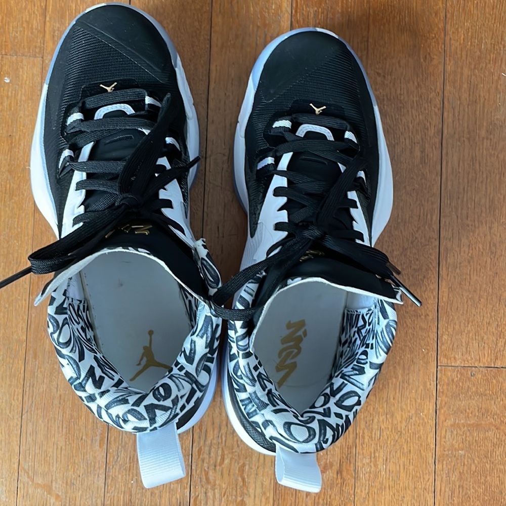 Women’s Jordan Zion 1 Black & White, size 7!!